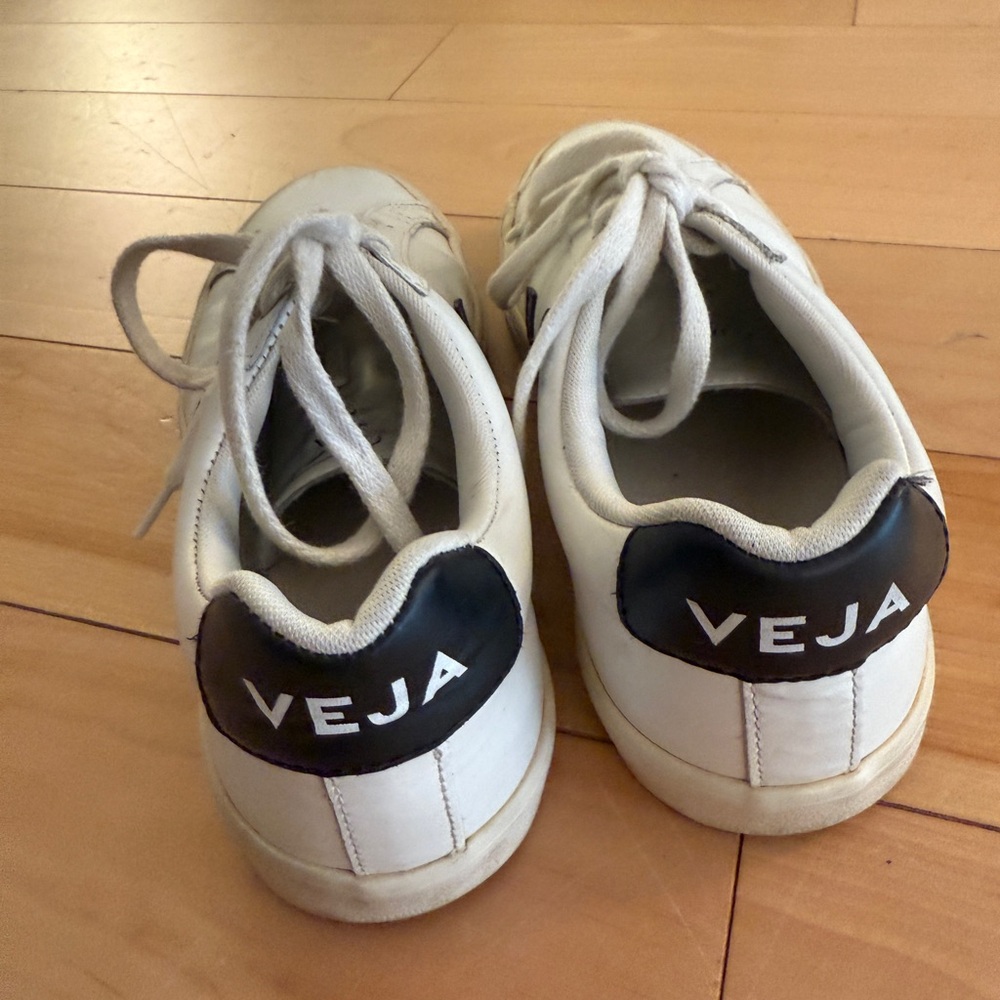 Veja Esplar Leather Low-Top Sneaker - Picture 2 of 6